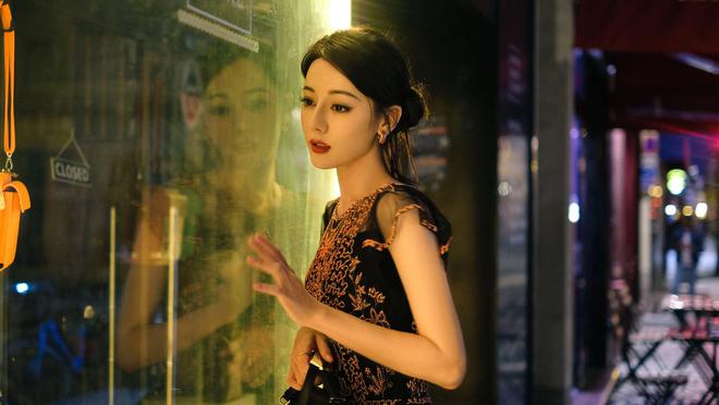 迪丽热巴晒新年包包引热议网友齐呼：包治百病女神也爱(图1)
