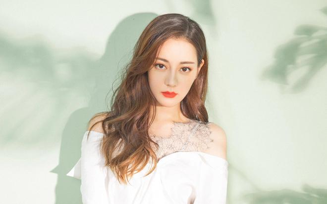 迪丽热巴晒新年包包引热议网友齐呼：包治百病女神也爱(图3)