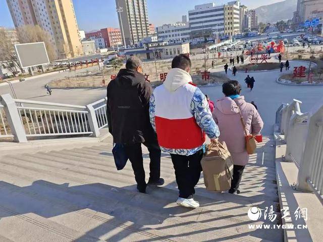 三亿体育平台：米脂火车站春运志愿服务彰显城市“温度”(图2)