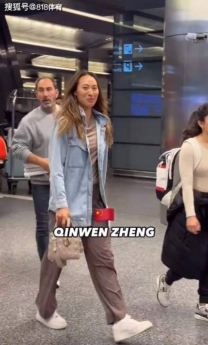 女王归来郑钦文拎Dior包包抵达多哈携临时工教练科斯塔出战中东(图3)