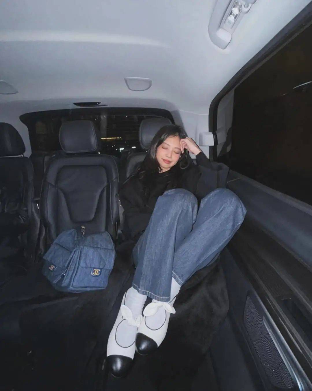 三亿体育官网：从Jennie到Dua Lipa今年最火的香奈儿包包是？(图5)