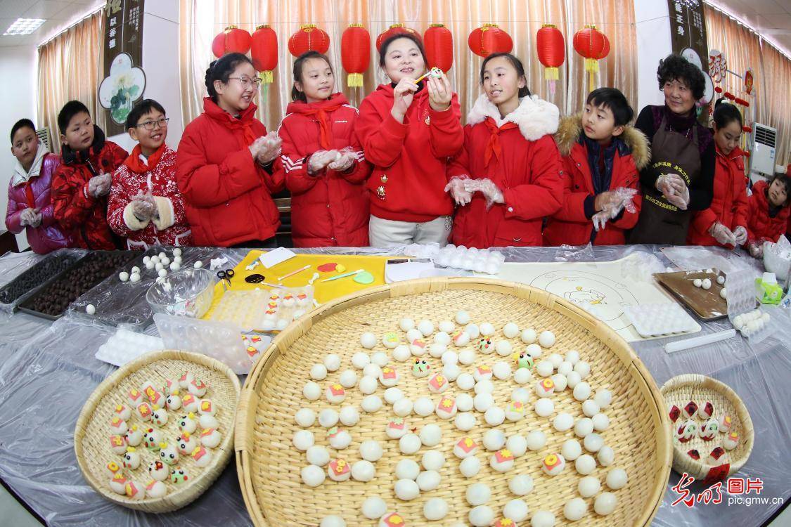 包汤圆 猜灯谜(图1)