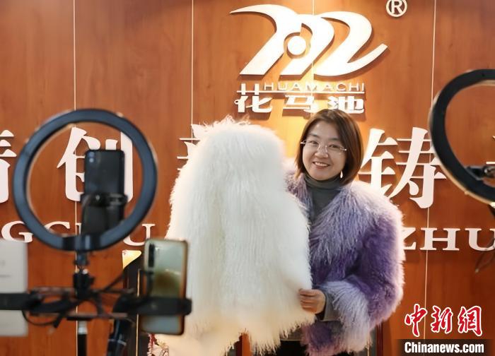 三亿体育官网：宁夏“白宝”滩羊毛皮：昔日皇家贡品闪亮巴黎时装周(图1)