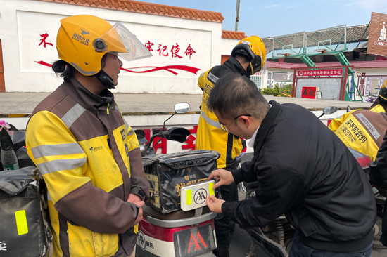 興業：聯企送暖包貼亮條 守護“城市中的逆風者”(图1)