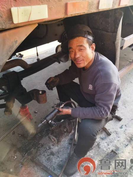 三亿体育官网：胶州修车师傅周垂山拾金不昧 三万元现金完璧归赵(图1)