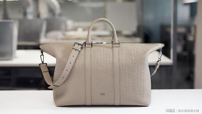 DIOR GRAVITY手袋 经典OBLIQUE印花的精致再现(图2)