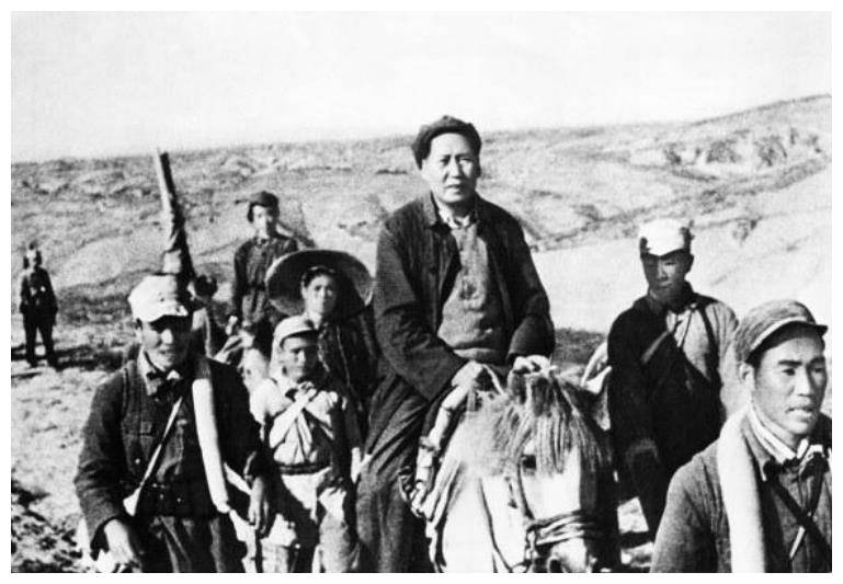 56年老部下穿大头皮鞋面见毛主席毛主席一句话让其汗流浃背(图3)