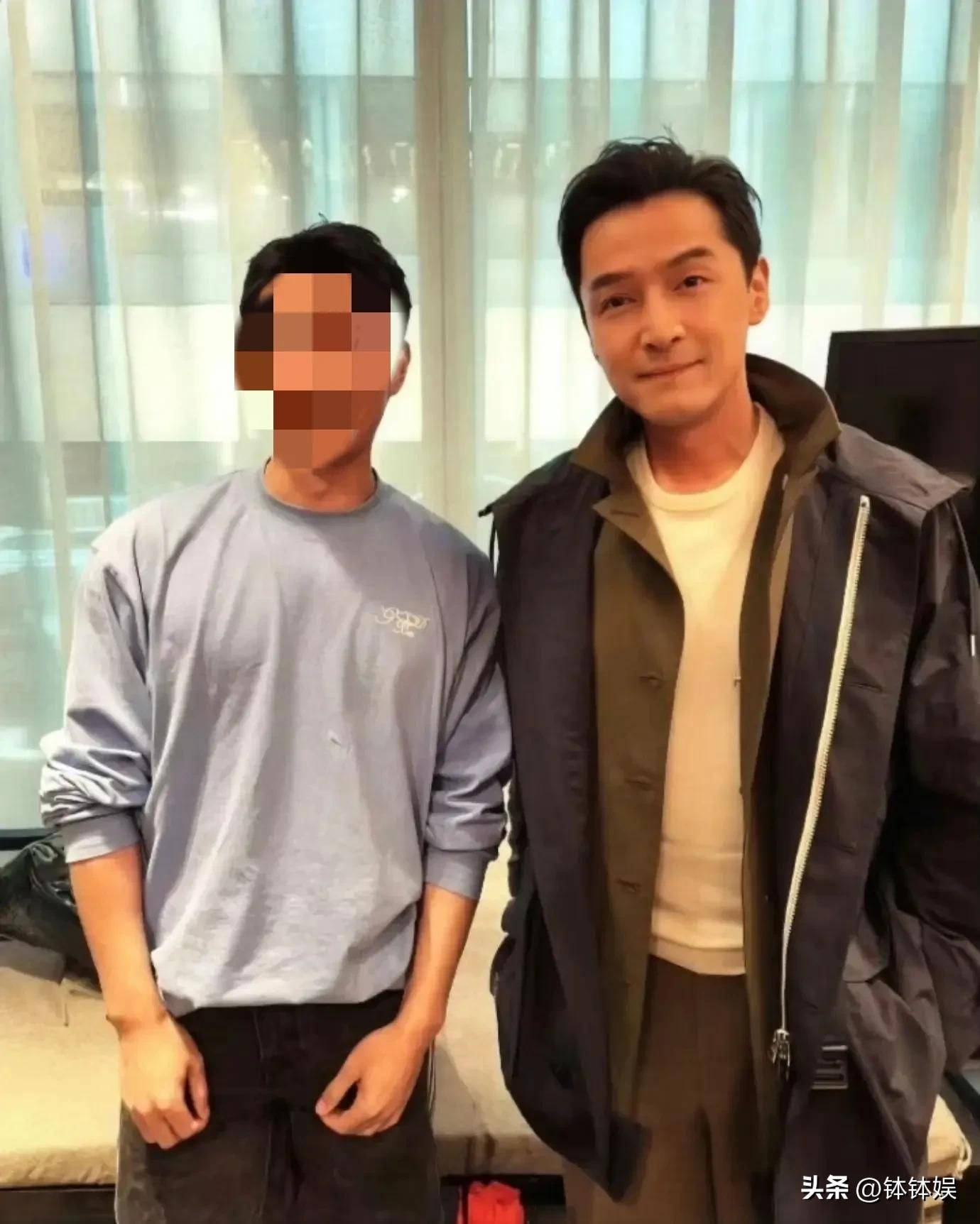 胡歌被曝二胎后首露脸现身英国为剑桥拍广告背影有点五五分(图10)
