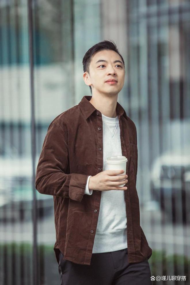 若是身穿的衣服不符合场合要求显得突兀违和随之拉低颜值气质(图7)