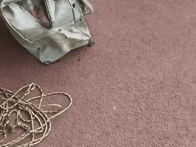 三亿体育APP：河南男子钓鱼钓到白色皮包拉开拉链后发现十几捆“百元大钞”(图1)