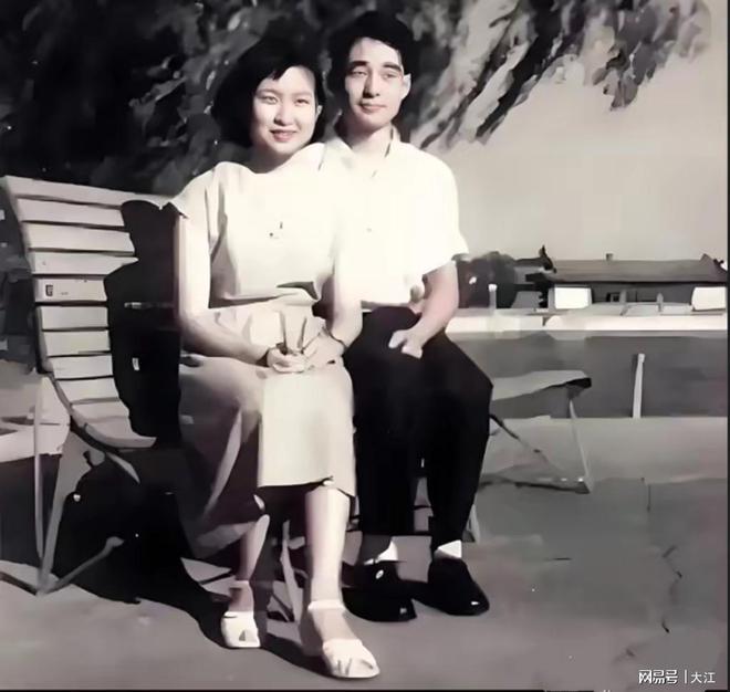 三亿体育平台：李敏年轻时确实漂亮孔令华皮鞋擦得锃亮二人坐在湖边的椅子上(图1)